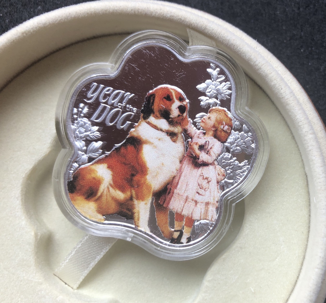 【币观天下】第七十三期拍卖 纽埃2018年1新西兰元，中国生肖狗年 梅花型 彩色精制银币 