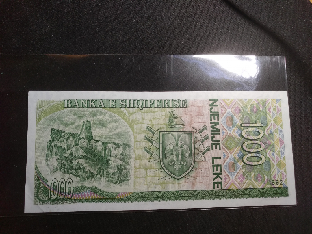 【鲸贝乐淘】千字文·第“律吕调阳”号拍卖 【中国代印】1992年阿尔巴尼亚1000元票样样币，AUNC ，一角有折痕