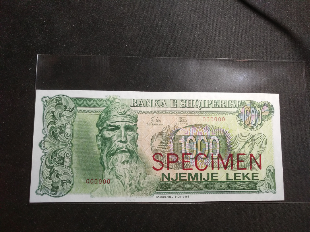【鲸贝乐淘】千字文·第“律吕调阳”号拍卖 【中国代印】1992年阿尔巴尼亚1000元票样样币，AUNC ，一角有折痕
