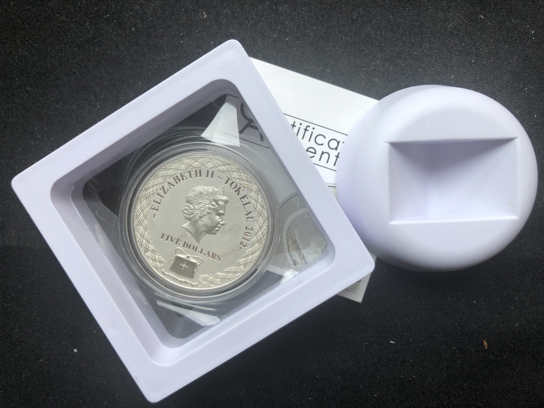 【币观天下】第七十三期拍卖 托克劳2012年5新西兰元，“和平与爱-心形鸽子”激光全息幻彩 浮雕精制纪念银币 