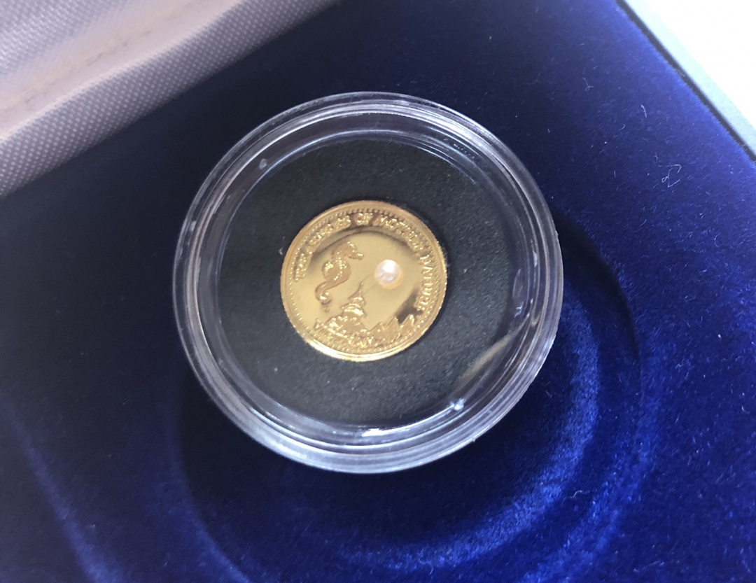 【币观天下】第七十三期拍卖 【斐济】2012年小海马金币【镶嵌珍珠】