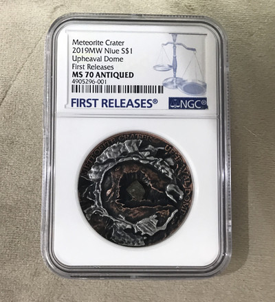 【随心拍&GetCoin】现代金银币拍卖第二十五期 纽埃2019年陨石坑系列美国隆起圆丘镶陨石纪念银币NGC70