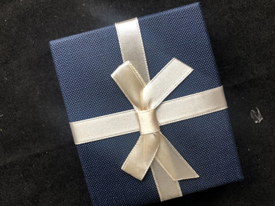 【随心拍&GetCoin】现代金银币拍卖第二十五期 【纽埃】纽埃2018年1新西兰元，中国狗年生肖 浮雕 镶嵌施华洛世奇水晶 长方形 吊坠精制银币