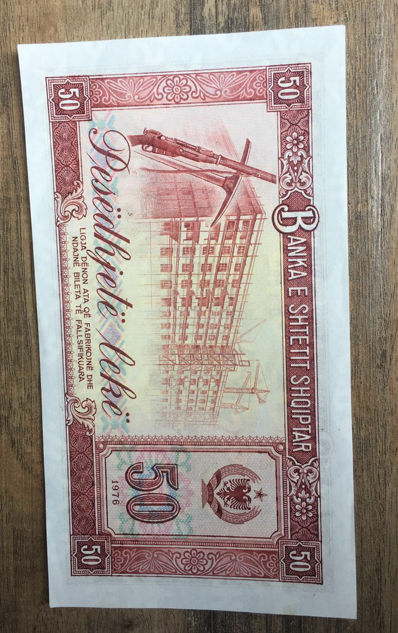 【鲸贝乐淘】千字文·第“金生丽水”号拍卖 【中国代印】1976年阿尔巴尼亚50列克票样，新品种，有黄斑