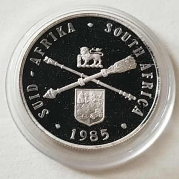【币观天下】第七十六期拍卖 南非1985年议会大厦1兰特纪念银币，15克，UNC。