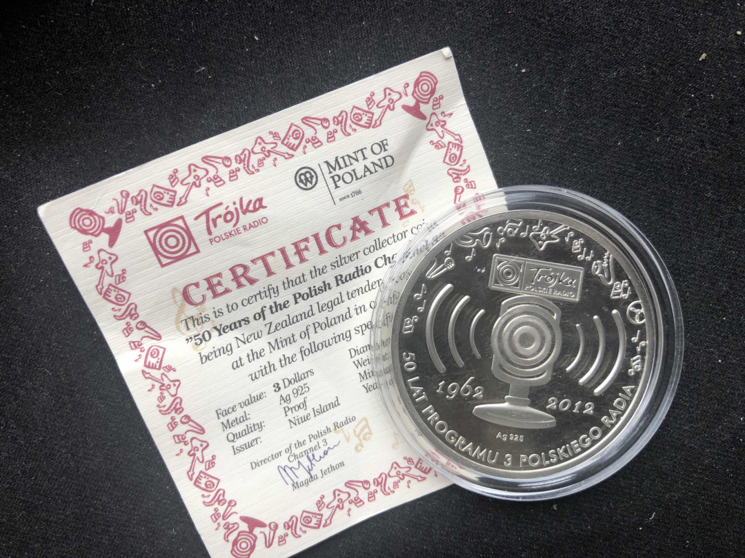 【币观天下】第七十六期拍卖 纽埃2012年3元  波兰广播第三节目 银币【带证书】