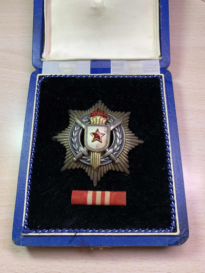大猫徽章交流 71期 - 南斯拉夫3级军事功勋勋章 原盒