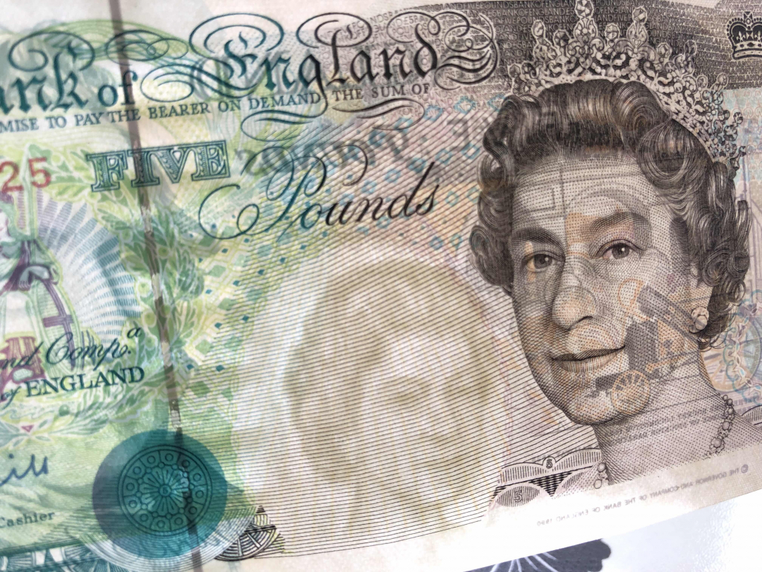 收藏联盟第九十四期拍卖 英国E序列皇冠版5镑A01首发 UNC