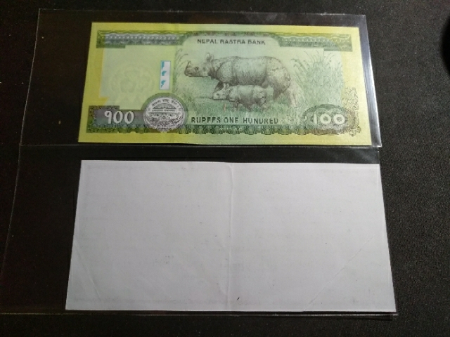 【鲸贝乐淘】千字文·第“玉出昆冈”号拍卖 【中国代印】2015年尼泊尔100元，全新全品UNC ，带一张捆签，中文审核人名字盖章，非常好的证明为我国代印