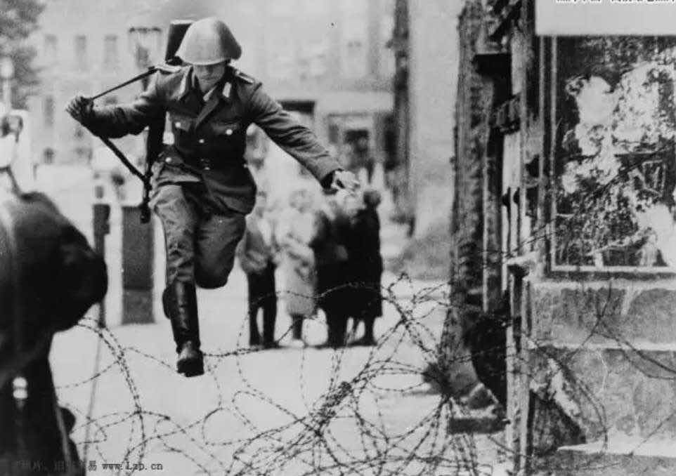 【币观天下】第七十八期拍卖 德国历史精彩瞬间“逃离柏林墙”纪念银章