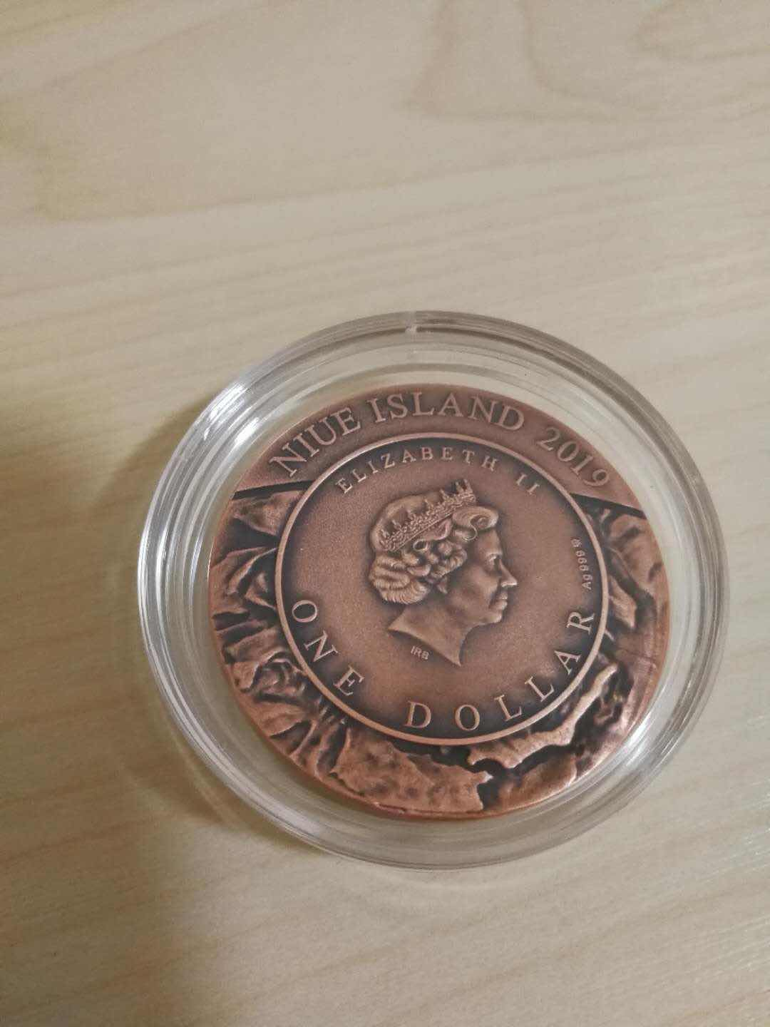 【币观天下】第七十八期拍卖 【一口价】纽埃2019年陨石系列6美国隆起圆丘陨石坑镀铜银币，盒证齐全