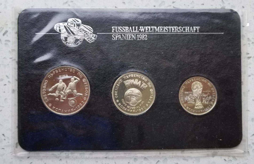 【币观天下】第七十八期拍卖 保加利亚1980年世界杯纪念币三枚，铜镍合金精制，带包装。