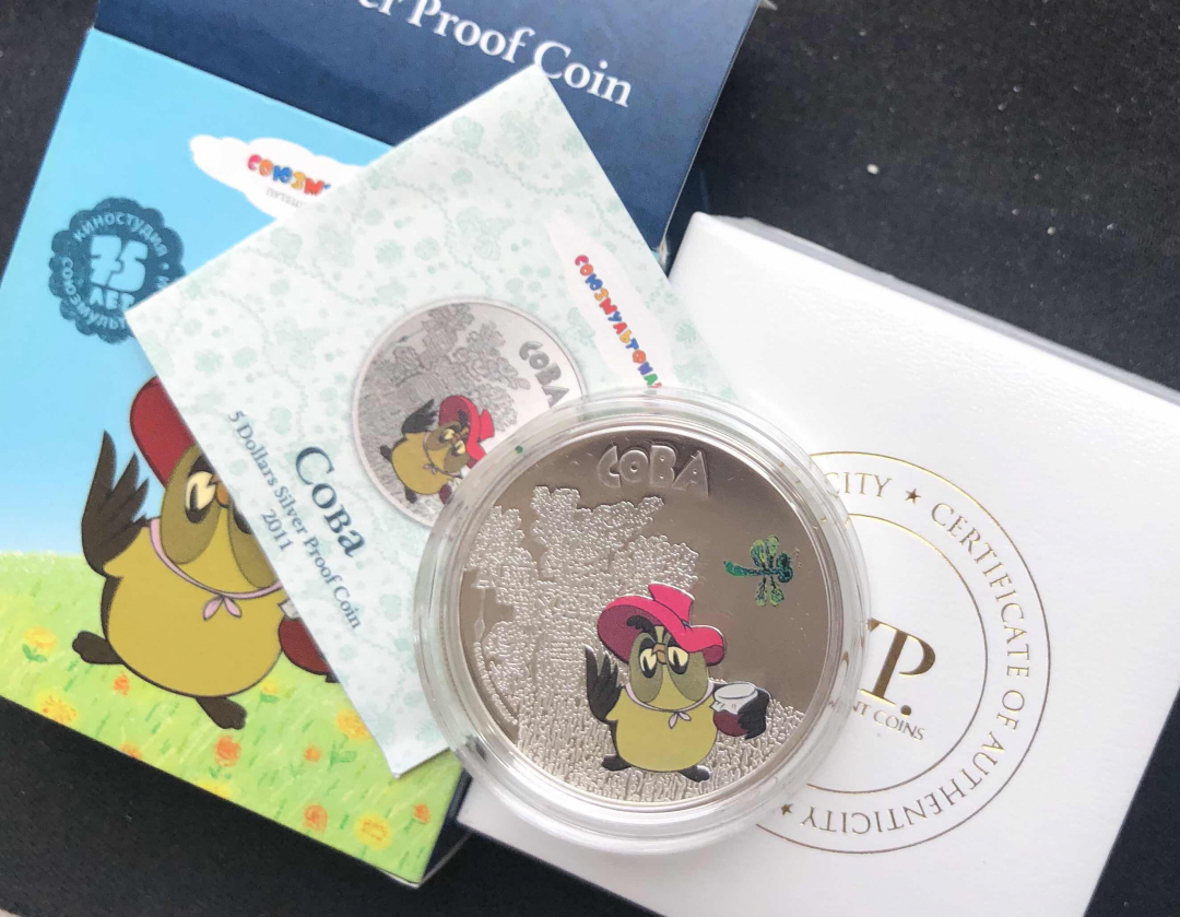 【币观天下】第七十八期拍卖 【库克群岛】 库克2011年5元，1盎司 迪士尼最佳动画《小熊维尼》之大红帽—猫头鹰“库巴”(绰号：学者)彩色精制银币