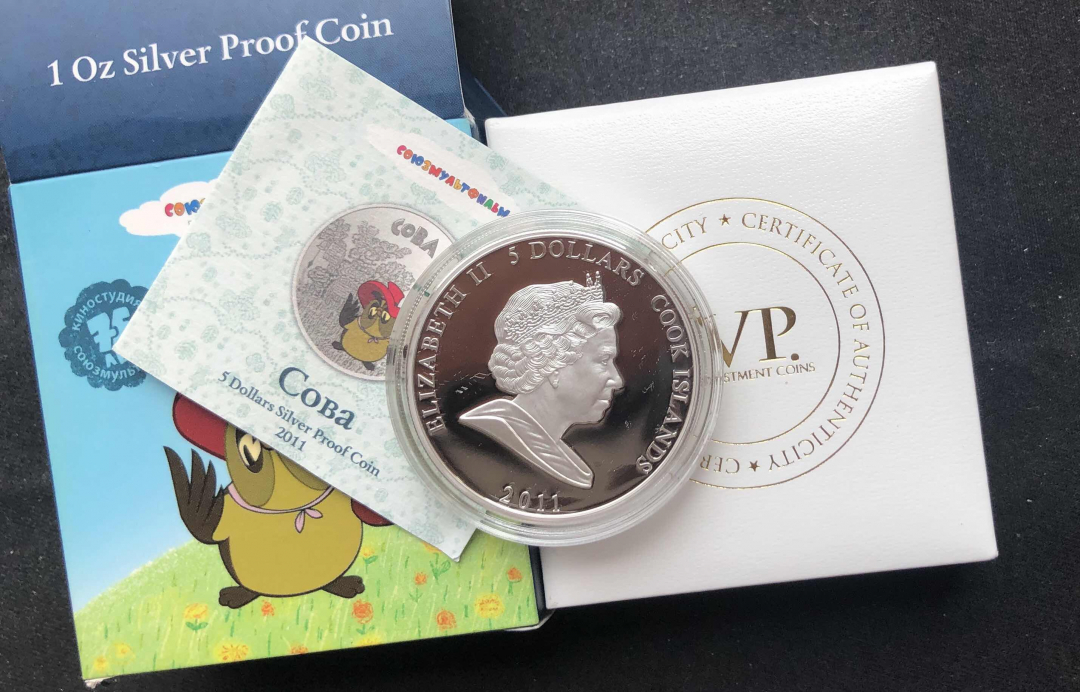 【币观天下】第七十八期拍卖 【库克群岛】 库克2011年5元，1盎司 迪士尼最佳动画《小熊维尼》之大红帽—猫头鹰“库巴”(绰号：学者)彩色精制银币