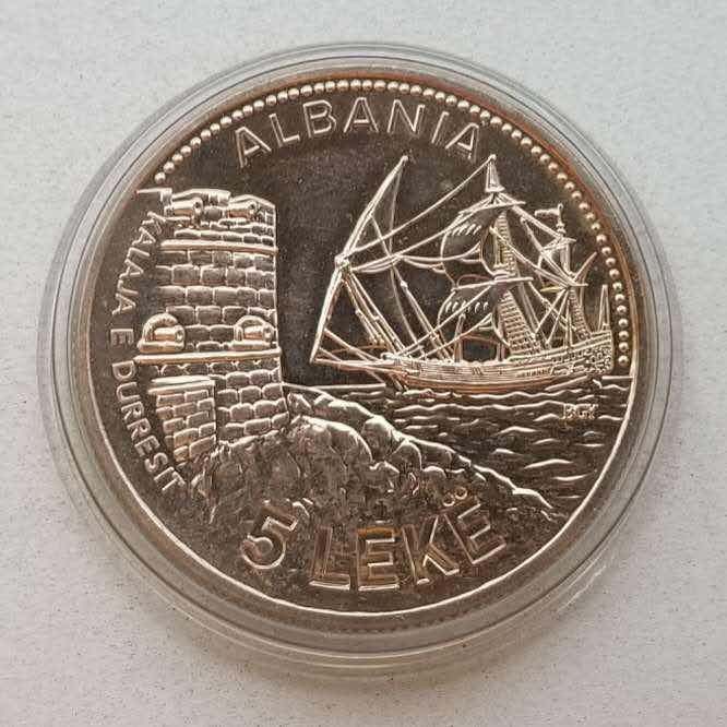 【币观天下】第七十八期拍卖 阿尔巴尼亚1987年都拉斯港5列克纪念币 铜镍合金，UNC。