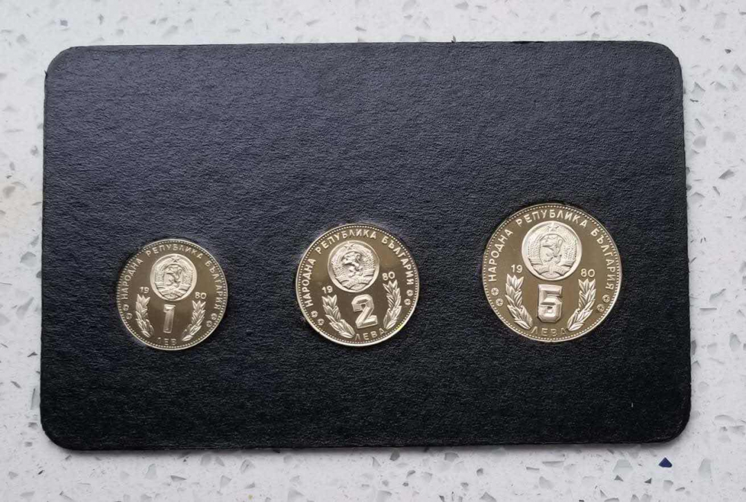 【币观天下】第七十八期拍卖 保加利亚1980年世界杯纪念币三枚，铜镍合金精制，带包装。