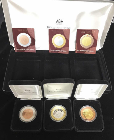 【随心拍&GetCoin】现代金银币拍卖第三十期 千禧年系列过去现在未来3枚一套带盒证外面带大的整盒(带原盒原证）