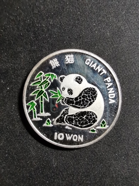 【鲸贝乐淘】千字文·第“剑号巨阙”号拍卖 【朝鲜银币】1997年熊猫银币，31克，品相如图，珐琅彩有裂痕