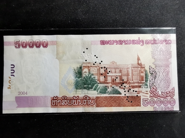 【鲸贝乐淘】千字文·第“剑号巨阙”号拍卖 【老挝】2004年老挝50000元票样，全新全品，specimen字体打孔