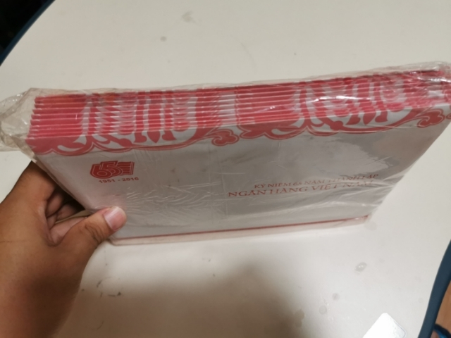 【鲸贝乐淘】千字文·第“剑号巨阙”号拍卖 【越南】2016年越南银行成立65周年100盾纪念钞，原封原册，451-460，十连号，全新全品