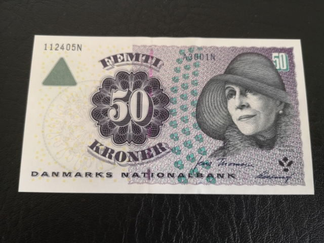 《外钞收藏家》第七十一期拍卖 丹麦浮雕版50初版 精美紫色unc