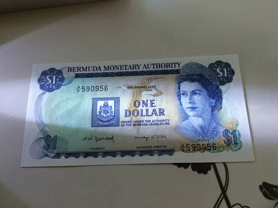【收藏联盟】第九十八期拍卖 百慕大 1982年 1元 UNC- 角有软折 高冠女王 