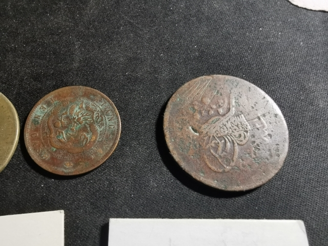 【鲸贝乐淘】千字文·第“珠称夜光”号拍卖 【流通硬币】硬币10枚，其中中国铜板1个，德国银币3枚含银9成，其他英国，德国，奥斯曼土耳其等不认识，品相如图，银币不错