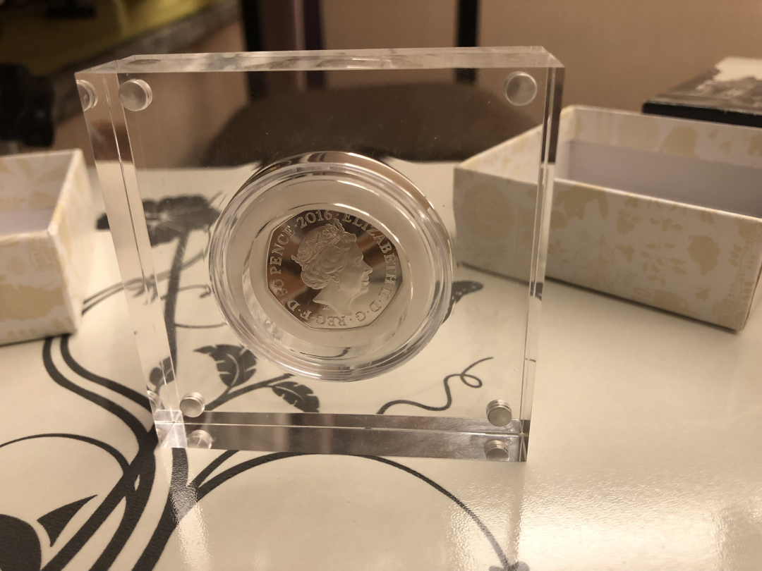 【收藏联盟】第九十九期拍卖 英国2016年彼得兔150周年松鼠六边形彩色精制银币·原盒证书