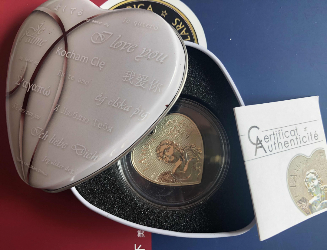 【币观天下】第八十四期钱币拍卖 喀麦隆2013年1000法郎，“天使之爱我爱你”高浮雕 激光全息幻彩 心形异形精制银币