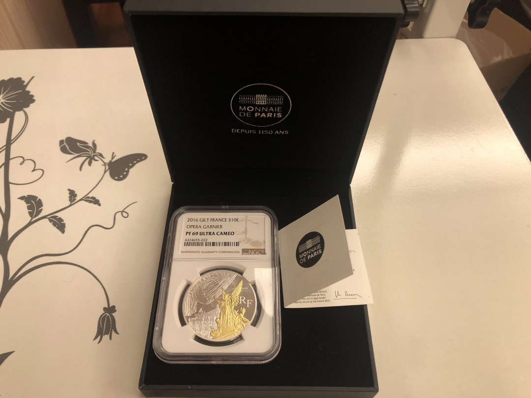 【收藏联盟】第九十九期拍卖 法国2016年巴黎歌剧院纪念彩色精制银币·原盒证书（NGC PF69UC）