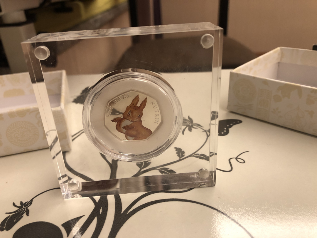 【收藏联盟】第九十九期拍卖 英国2016年彼得兔150周年松鼠六边形彩色精制银币·原盒证书