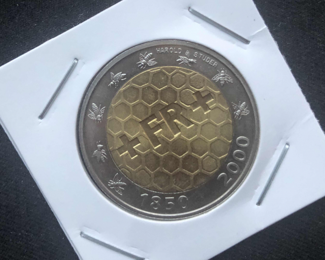 【币观天下】第八十四期钱币拍卖 2000年瑞士5法郎双色纪念币【蜜蜂日】