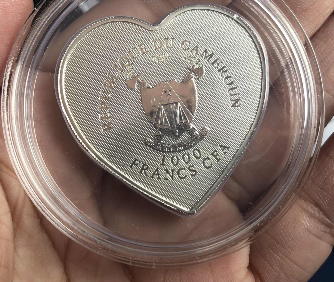 【币观天下】第八十四期钱币拍卖 喀麦隆2013年1000法郎，“天使之爱我爱你”高浮雕 激光全息幻彩 心形异形精制银币