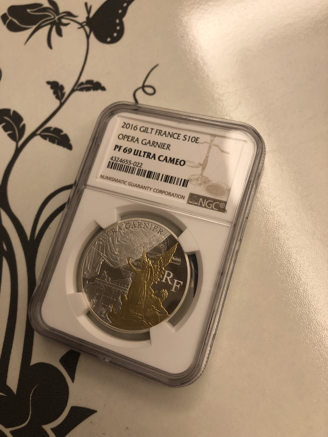 【收藏联盟】第九十九期拍卖 法国2016年巴黎歌剧院纪念彩色精制银币·原盒证书（NGC PF69UC）