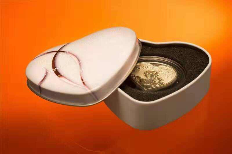 【币观天下】第八十四期钱币拍卖 喀麦隆2013年1000法郎，“天使之爱我爱你”高浮雕 激光全息幻彩 心形异形精制银币