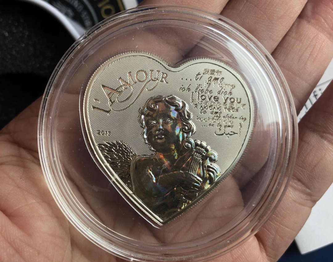 【币观天下】第八十四期钱币拍卖 喀麦隆2013年1000法郎，“天使之爱我爱你”高浮雕 激光全息幻彩 心形异形精制银币