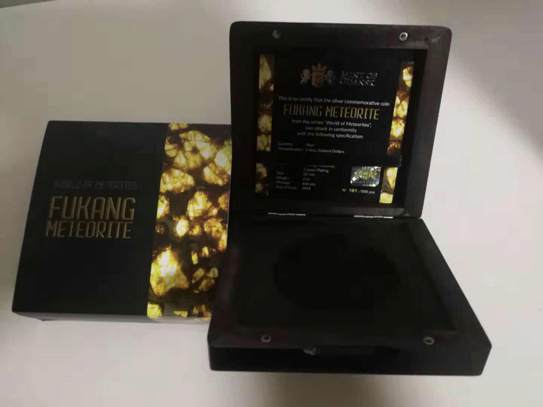 【币观天下】第八十四期钱币拍卖 【一口价】纽埃2018年陨石世界系列1镶嵌阜康陨石2盎司高浮雕仿古银币ngc69