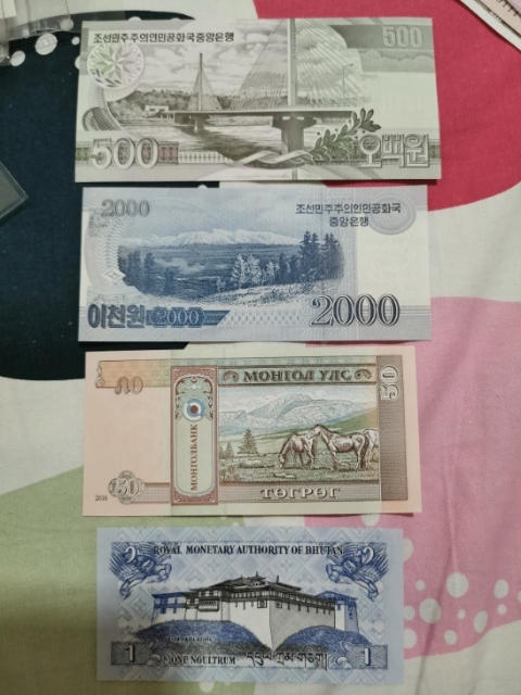 【鲸贝乐淘】千字文·第“菜重芥姜”号拍卖 【外币】豹子号外国钱币8张，全新全品UNC,十分精美