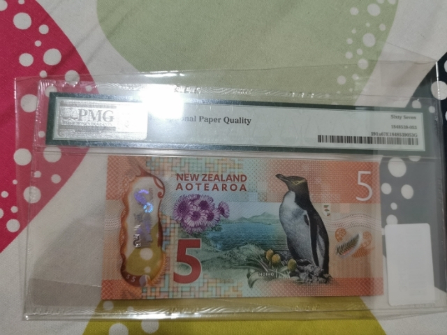 【鲸贝乐淘】千字文·第“菜重芥姜”号拍卖 【新西兰】2015-2016年，5元塑料钞，PMG67E