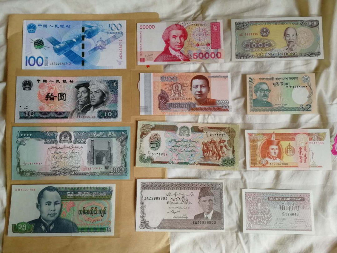 【鲸贝乐淘】千字文·第“海咸河淡”号拍卖 【混装】航天钞，四版十元，外币，共12张，10元人民币9成新，其他UNC