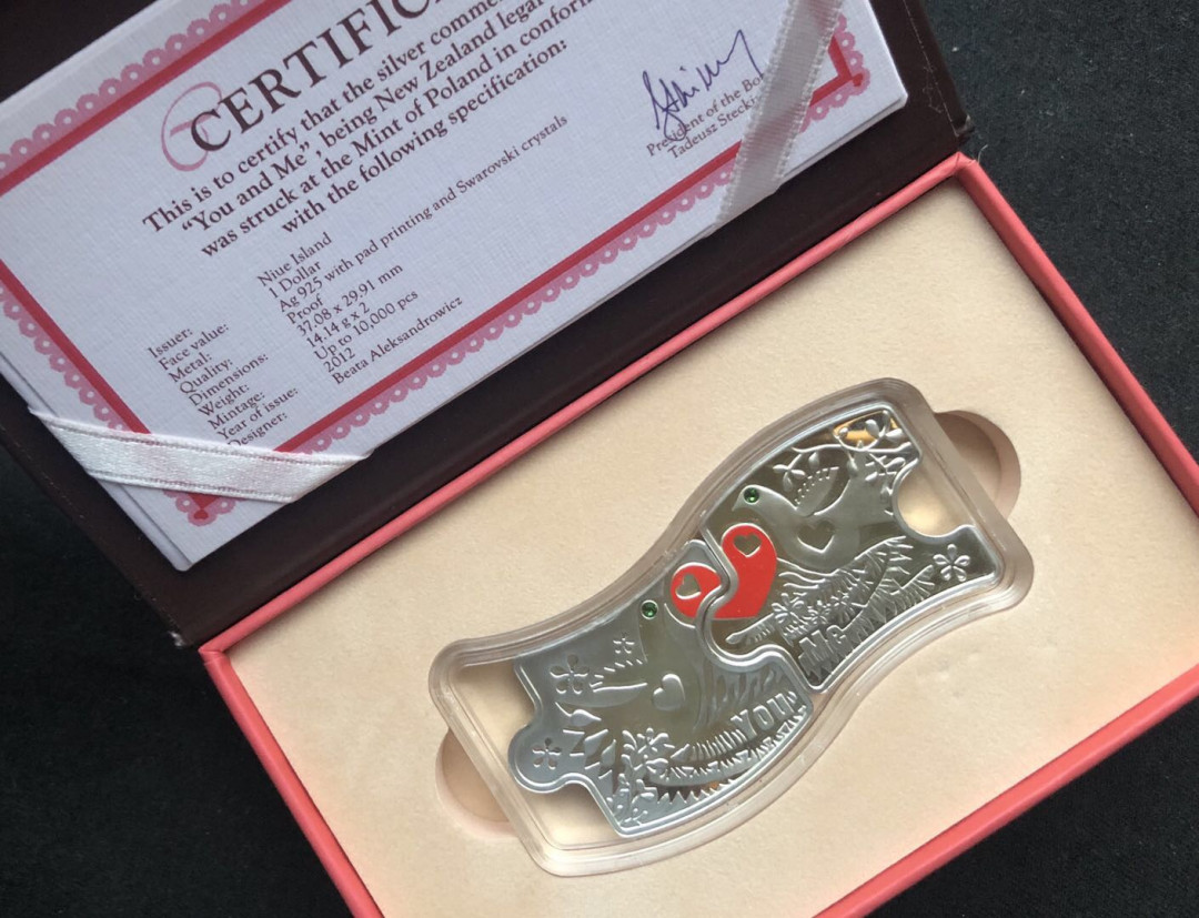 【币观天下】第八十六期钱币拍卖 纽埃2012年2(1+1)新西兰元，情人节“你和我”爱情相依，镶嵌施华洛世奇绿水晶、拼图扣合，彩色精制银币2枚套装