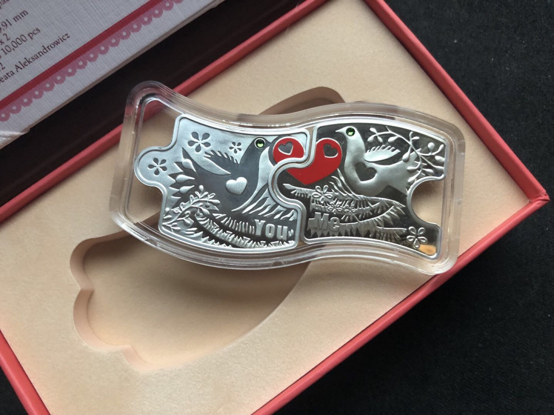 【币观天下】第八十六期钱币拍卖 纽埃2012年2(1+1)新西兰元，情人节“你和我”爱情相依，镶嵌施华洛世奇绿水晶、拼图扣合，彩色精制银币2枚套装