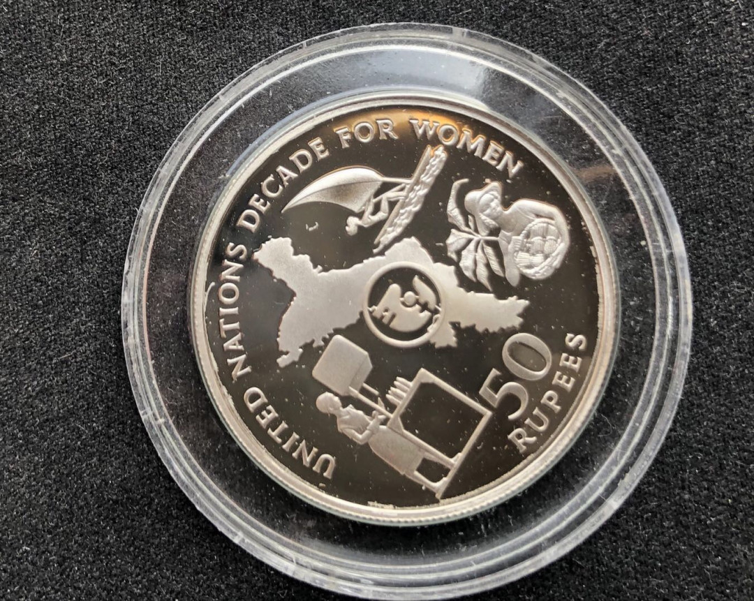 【币观天下】第八十六期钱币拍卖 【塞舌尔】塞舌尔1985年50卢比联合国妇女精制纪念银币