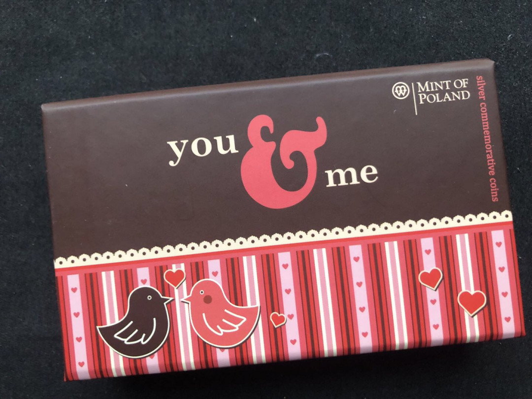 【币观天下】第八十六期钱币拍卖 纽埃2012年2(1+1)新西兰元，情人节“你和我”爱情相依，镶嵌施华洛世奇绿水晶、拼图扣合，彩色精制银币2枚套装