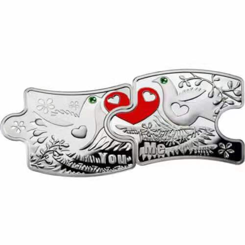 【币观天下】第八十六期钱币拍卖 纽埃2012年2(1+1)新西兰元，情人节“你和我”爱情相依，镶嵌施华洛世奇绿水晶、拼图扣合，彩色精制银币2枚套装