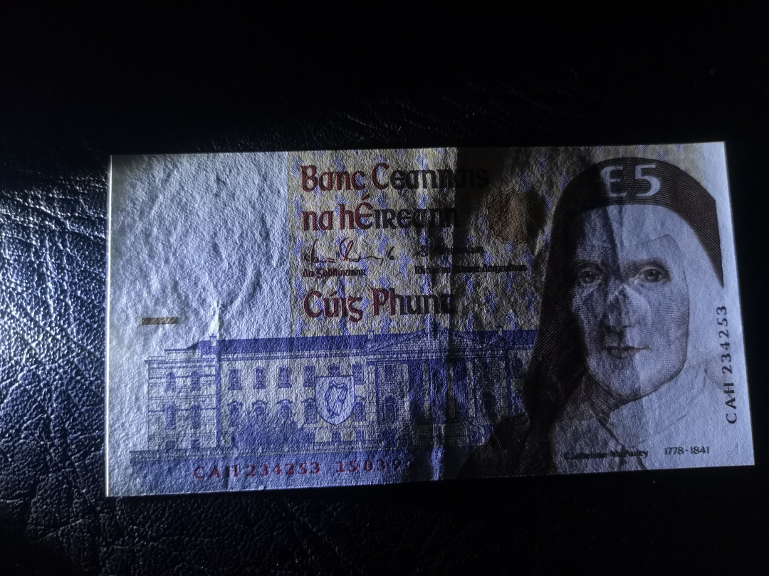 《外钞收藏家》第七十二期拍卖 爱尔兰模版精美5镑 au品相