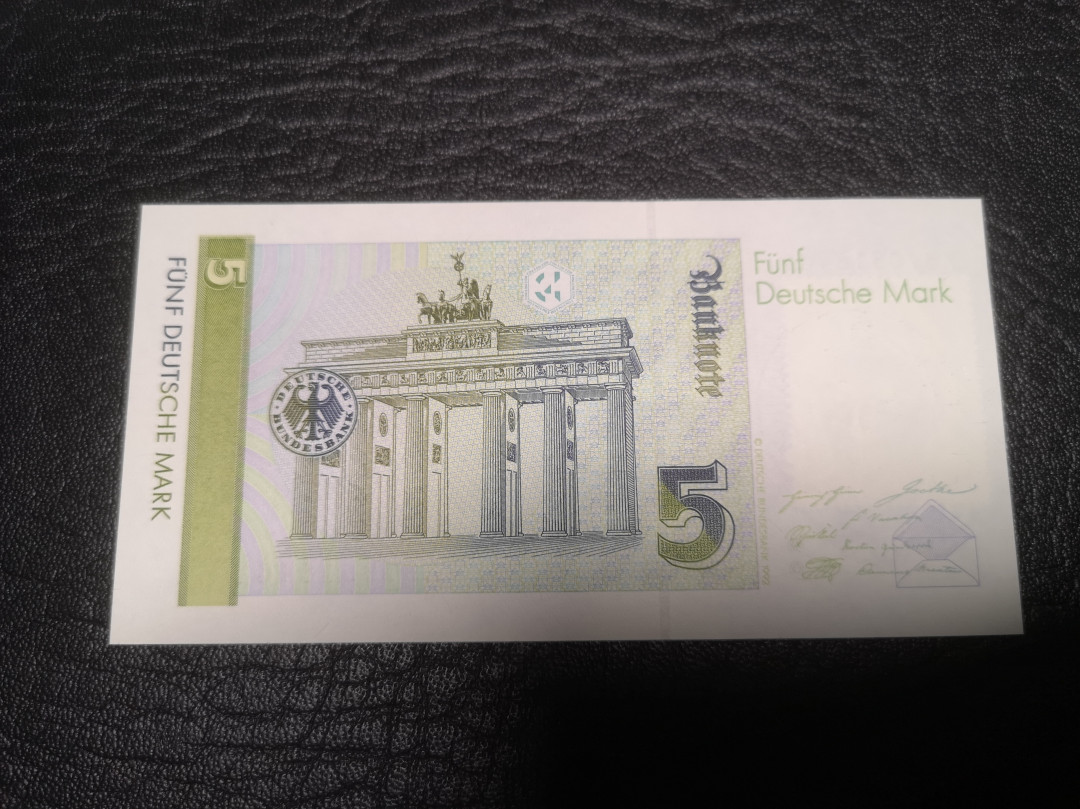 《外钞收藏家》第七十二期拍卖 德国末版20、10、5马克 全新品相 每张都贴了邮票 特别纪念版