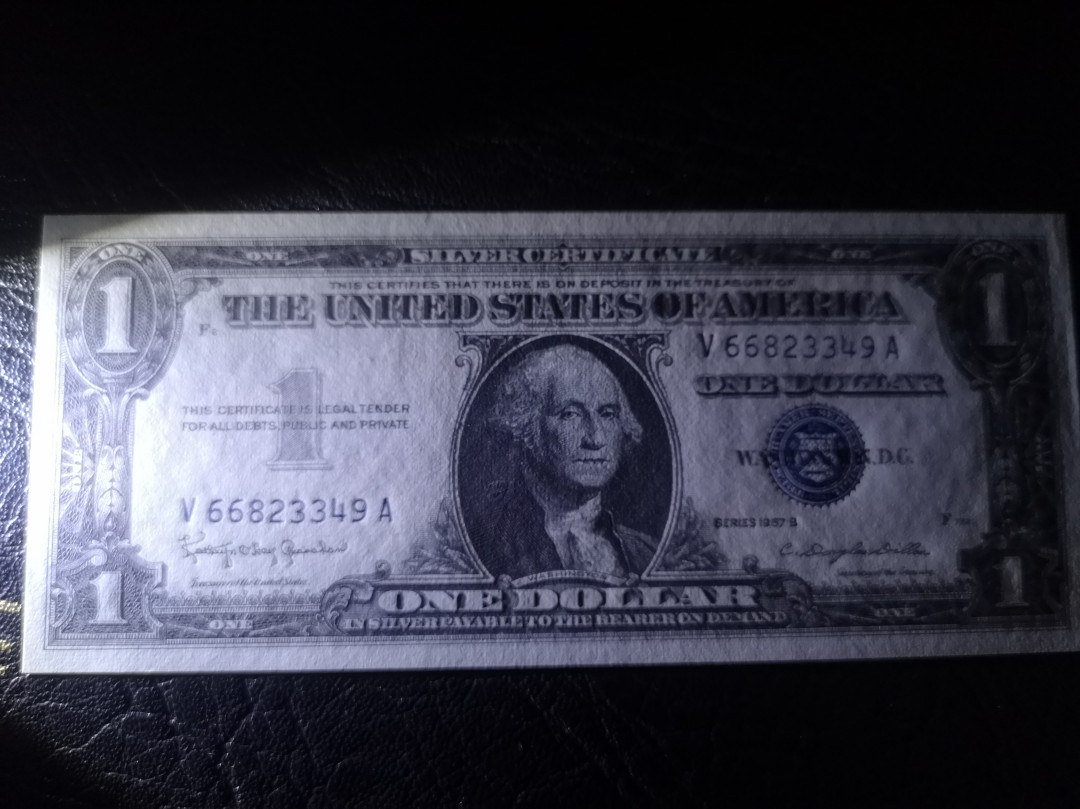 《外钞收藏家》第七十二期拍卖 1957年1美元 蓝库印 全新品相