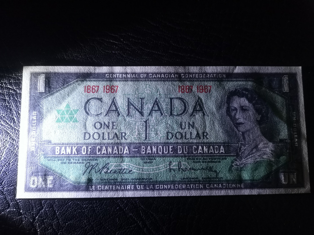 《外钞收藏家》第七十二期拍卖 加拿大1967年1加元  背面非常大气的画面  au品相