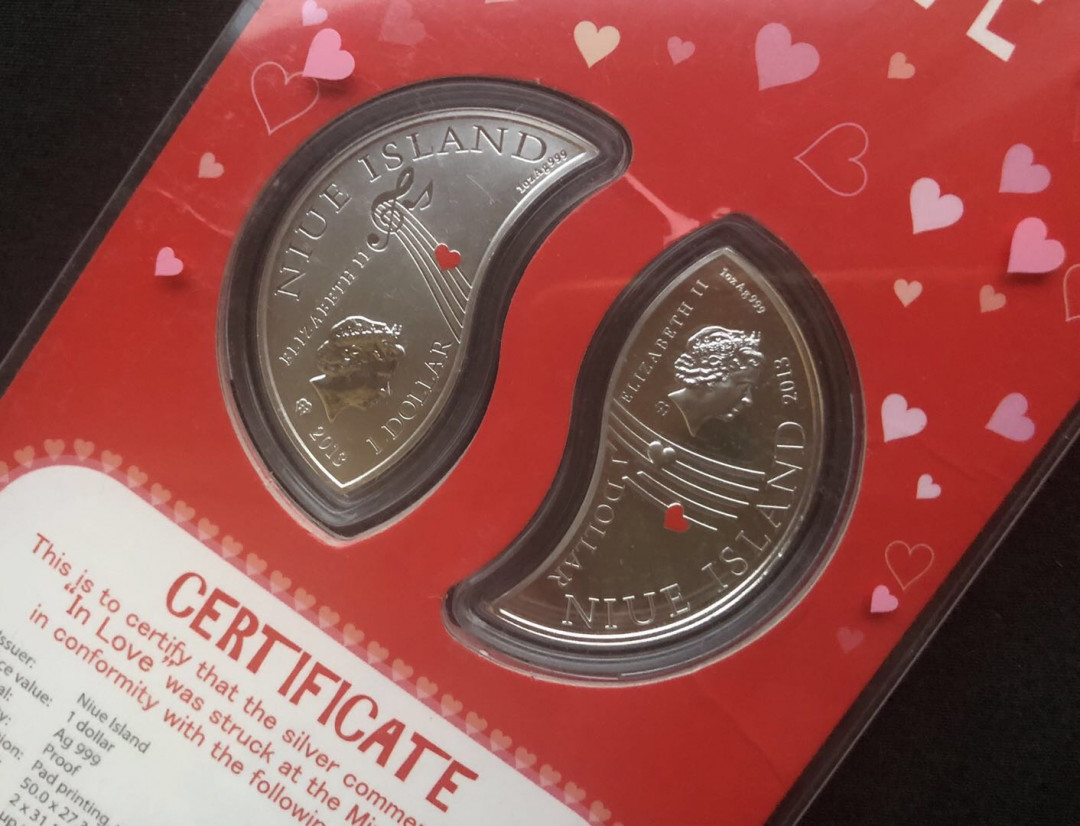 【币观天下】第八十七期钱币拍卖 【纽埃】纽埃2013年2新西兰元，2盎司“恋爱中的猫”浪漫相依 异形(太极八卦图形) 拼图偶合 双面彩色 精制银币2枚套装